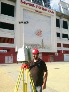 Operario con Escaner Leica C10 frente al estadio a digitalizar