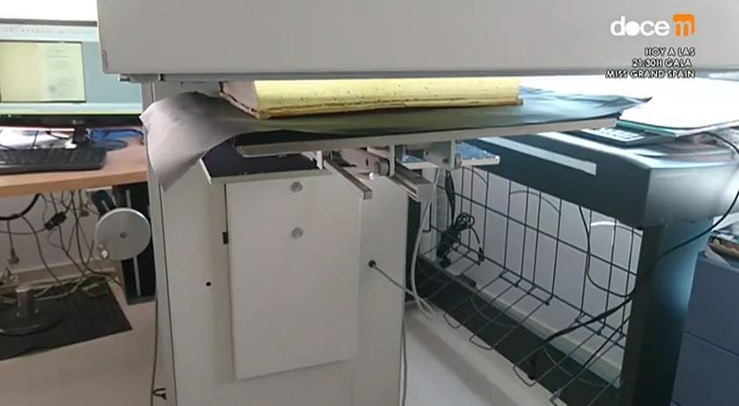 Reportaje en televisión sobre trabajo de digitalización de libros parroquiales