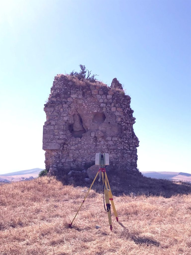 Láser escáner frente a restos de la torre